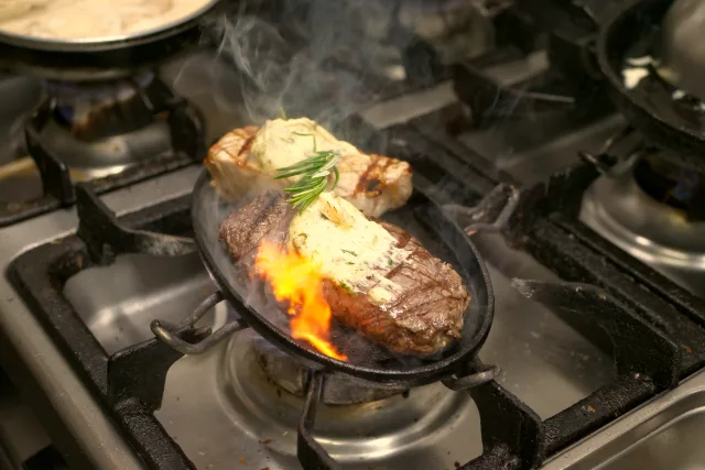 Steak wird in der Pfanne flambiert