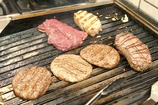Steaks mit Röstmuster auf dem heißen Grill