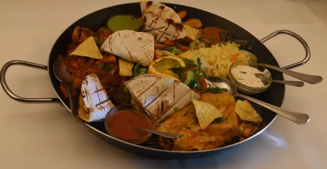 Fajita-Pfanne mit Tortillas, Guacamole und Sauerrahm