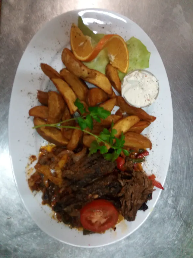 Geschnetzeltes mit Kartoffelecken und Dip