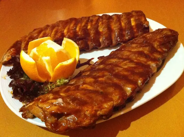 Spare Ribs vom Grill mit Orangenblüte auf dem Teller