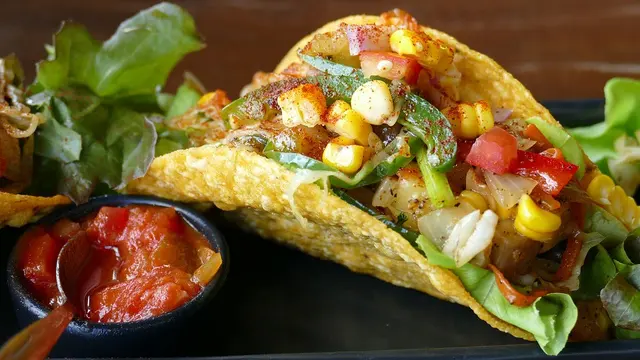 Knuspriger Taco mit Salat, Käse und Salsa