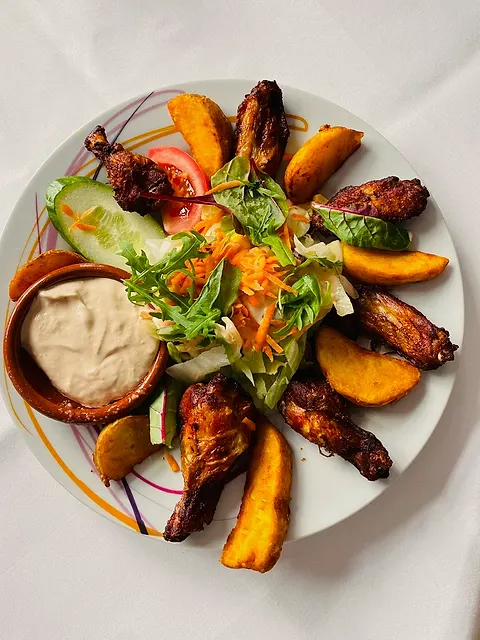 Chicken Wings mit Kartoffelecken, Salat und Dip