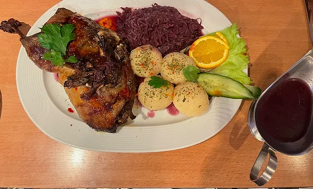 Halbe Ente mit Klößen und Rotkohl