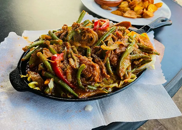 Fajita-Pfanne mit Rind, Bohnen und Paprika