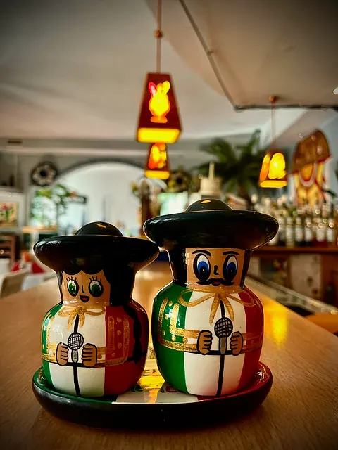 Zwei Mariachi-Figuren auf der Bartheke, dahinter die Pendelleuchten